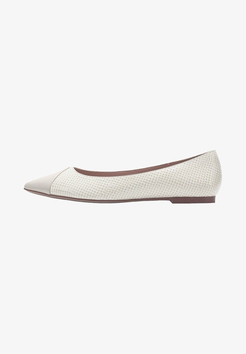 Chaussure plate blanche à bout pointu avec une tige texturée rappelant une peau de serpent et un bout lisse, avec une semelle basse marron.