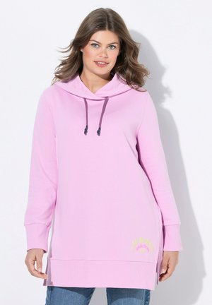 Roze hoodie met een kraag, lange mouwen, zijsplitsen en een gele logo aan de onderkant links. Gemaakt van zacht, gestructureerd materiaal.