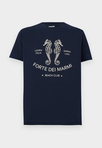 Tumši zils kokvilnas T-krekls ar divām baltām jūras zirdziņu grafikām, uz kura ir teksts "FORTE DEI MARMI BEACH CLUB" un dekoratīvas zvaigznes.