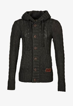 Dunkelgraue, gestrickte Kapuzenjacke mit Knopfleiste, Kordelzügen, strukturierten Mustern und einem kleinen braunen Aufnäher nahe dem Saum.