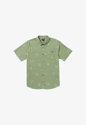 Korte mouwen knop-up shirt in lichtgroen, met een palmbomen- en zonsondergangpatroon in beige, inclusief een borstzak en houten knopen.