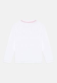 Weißes langärmliges T-Shirt mit rundem Ausschnitt und rotem Saum. Weiches Baumwollmaterial mit glatter Textur. Rückansicht gezeigt.