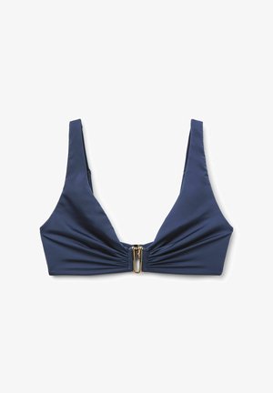 Top de bikini azul marino con un diseño en forma de V, tirantes ajustables, tejido recogido y un detalle de cierre frontal en tono dorado. Textura suave.