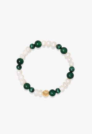 Perlearmbånd med skiftevis grønne malakit- og hvide perleperler, med en guldfarvet dekorativ detalje i midten.