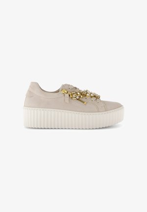 Plattform-Sneaker aus hellbeigem Wildleder mit einer strukturierten Gummisohle, die mit einem dekorativen Gold- und Kristallverzierungen sowie einem seitlichen Reißverschluss ausgestattet sind.