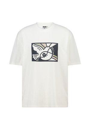 Witte katoenen t-shirt met een centraal ontwerp van een duif in het zwart, met kleurrijke geometrische vormen als achtergrond. Korte mouwen, ronde hals.