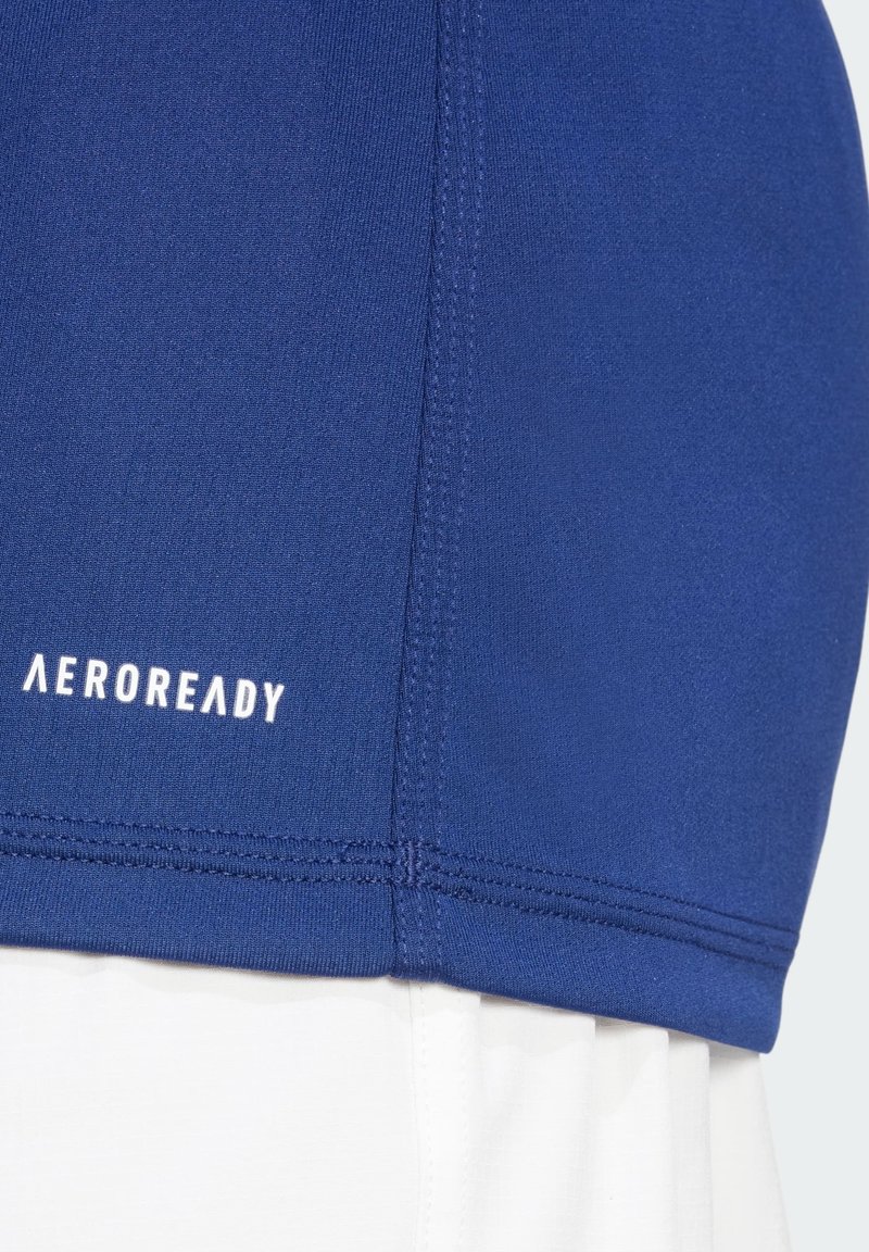 Haut de sport bleu AEROREADY avec tissu évacuant l'humidité, texture lisse et coutures renforcées à l'ourlet. La couleur passe au blanc.