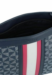 Marineblaues Handtasche mit geometrischem Stoffmuster; mit senkrechten Streifen in Pink, Weiß und Blau; glatte Lederakzente; mit Reißverschluss im Inneren.