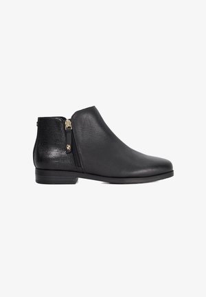 Schwarze Lederstiefelette mit strukturiertem Absatzpanel, seitlichem Reißverschluss, niedrigem Absatz und runder Spitze.