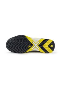 Soletta della scarpa in gomma nera, con motivi testurizzati per la presa e accenti gialli. Presenta un logo X bianco prominente e l'etichetta "GRIP".
