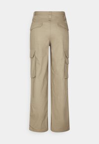 Beige cargobroek met een rechte pijp. Bevat twee zijzakken en twee achterzakken. Gemaakt van een lichte, gestructureerde stof.