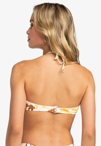 Multikleurige bikini-top met een bloemenpatroon, halternek-sluiting en rugsluiting in het roze. Gladde stof en verstelbare bandjes voor een goede pasvorm.