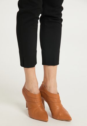 Botine clasice - cognac