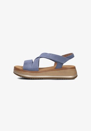 Blauwe suède sandaal met kruisbandjes, stevige platform met houtachtig uiterlijk en textuur rubberen zool. Minimalistisch ontwerp met een natuurlijke afwerking.