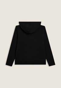 Sudadera con capucha negra de manga larga, con la parte trasera lisa, costuras ajustadas y un dobladillo acanalado sobre un fondo beige claro.