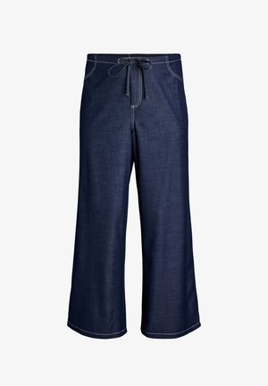 Tamsiai mėlynos spalvos plačios kelnės iš džinso audinio su tampria juosmens juosta ir raišteliu, baltos kontrastingos siūlės ir priekinės kišenės.