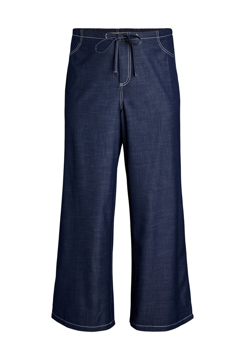 Donkerblauwe wijde denimbroek met elastische tailleband en trekkoord, voorzien van witte contrasterende stiksels en steekzakken aan de voorkant.