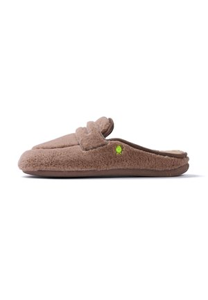 Zapatilla marrón peluda, sin cordones, con un pequeño logo verde en el lateral y una suela suave y mullida para mayor comodidad en interiores.