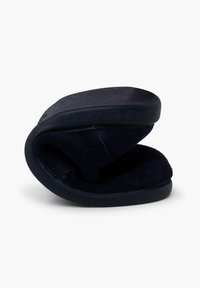 Pantofole blu navy con una morbida texture in suede, design contornato e una spessa suola in gomma. Sono piegate a metà per la visualizzazione.