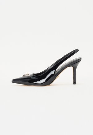 Sorte patenterte lær slingback hæler med spiss tå, slank stiletto-hæl og dekorativ pynt på vampen.