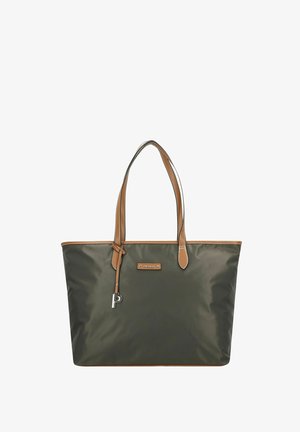 Groene nylon draagtas met tan leren handvatten en afwerking, voorzien van een zilveren logo plaat en sleutelaccent. Gladde textuur, rechthoekige vorm.