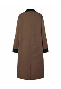 Manteau long marron avec col noir et poignets noirs, présenté de dos sur un fond blanc.