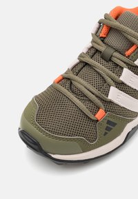 adidas Performance AX2R HIKING SHOES - Pārgājienu apavi - amber tint/putty mauve/impact orange
