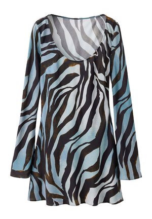 Chemise à manches longues avec un motif abstrait zébré bleu, noir et marron et un large col rond sur fond blanc.