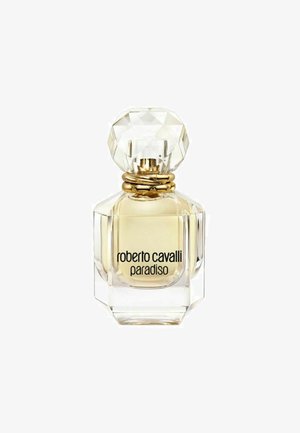 Kirkas lasinen parfyyminpullo, jossa kultaiset renkaat kaulassa, monisärmäinen pyöreä korkki ja etupuolella teksti "roberto cavalli paradiso".