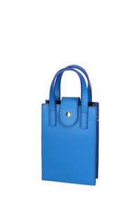 Piccola borsa in pelle blu con due manici corti, chiusura a scatto, texture liscia e forma rettangolare. Presenta cuciture contrastanti e un interno di colore diverso.