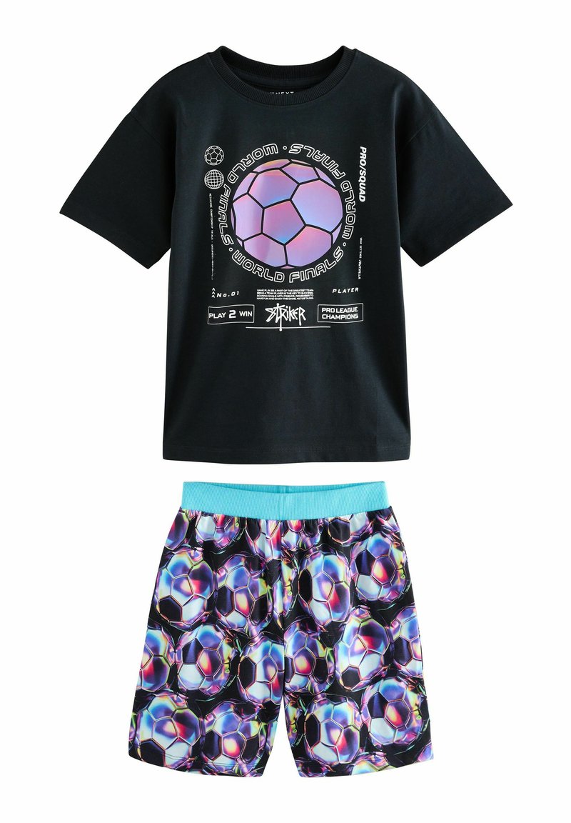 T-shirt noir à manches courtes avec un design de ballon de football graphique et un texte blanc, associé à un short coloré avec un motif de ballon de football.