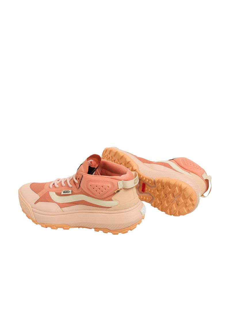 Zapatillas altas color melocotón y crema con suela de goma texturizada, logo lateral prominente, cuello acolchado y detalles con estampado.