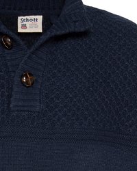 Marineblau gestrickter Pullover mit strukturiertem Muster, ausgestattet mit einem gerippten Kragen, einer Knopfleiste mit drei Knöpfen und einem Logofähnchen am Hals.