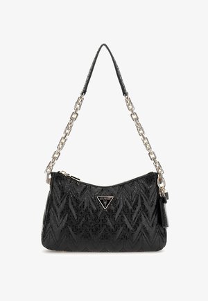 Czarna pikowana torba na ramię wykonana z materiału syntetycznego, zrywająca z tradycją wzorem w zygzak, srebrnym łańcuchem oraz plakietką z logo z przodu.