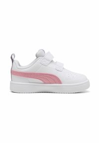 Baskets blanches pour enfants avec des rayures latérales roses, deux bandes auto-agrippantes, un col rembourré et une semelle texturée. Matériau supérieur synthétique lisse.