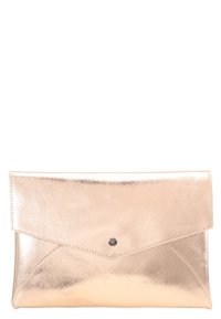 Metallinhohtoinen ruusukultainen kirjekuoriklutch valmistettu sileästä nahasta, jossa on painonappi ja kulmikas läpän muotoilu hienovaraisella tekstuurilla.