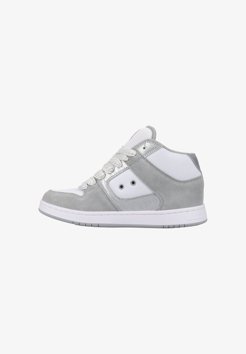Välihöjd sneaker i grå mocka och vit läder, med silverdetaljer, texturerad panel och runda snören på en vit gummisula.