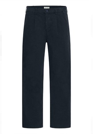 Pantaloni casual da uomo di colore blu navy scuro con chiusura a bottone, passanti per cintura e pieghe frontali, mostrati su sfondo bianco.