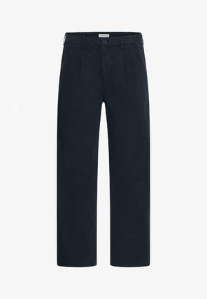 Tumedat tumesinist värvi meeste vabaaja püksid, millel on nööpidega kinnitamine, vööaasad ja esiplekid, esitatud valgel taustal.