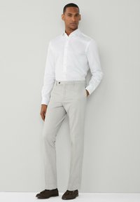 Hackett London KENSINGTON - Chino hlače - cement