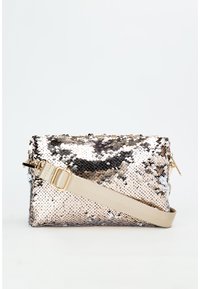 Borsa a mano rettangolare coperta di paillettes in oro e argento, con tracolla beige e chiusura a zip. Superficie lucida e texturizzata con accenti metallici.