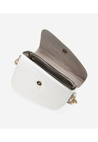 Bolso cruzado de cuero blanco con textura suave, herrajes dorados y cierre a presión. El interior cuenta con un forro gris y un bolsillo con cremallera.