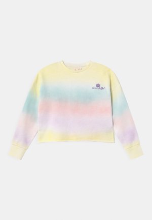 Sudadera corta de manga larga con rayas tie-dye en tonos pastel amarillo, azul, rosa y púrpura, y un pequeño gráfico de sol púrpura en el pecho.