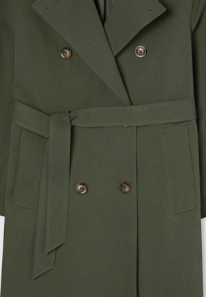 Cappotto trench color khaki con chiusura doppiopetto, grandi bottoni, vita regolabile con cintura e tasche laterali; tessuto liscio, vestibilità tailored.