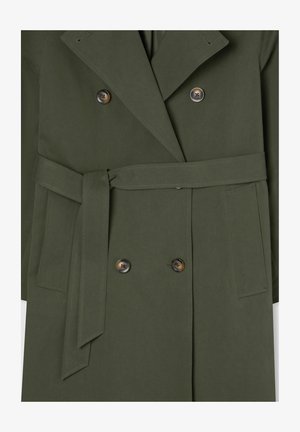 Cappotto trench color khaki con chiusura doppiopetto, grandi bottoni, vita regolabile con cintura e tasche laterali; tessuto liscio, vestibilità tailored.