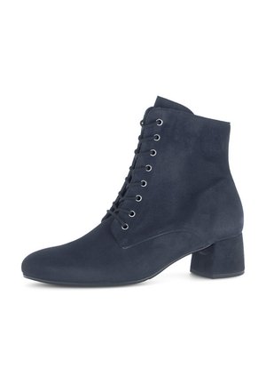 Navyblauwe suède enkellaars met een ronde neus, vetersluiting aan de voorkant en een kleine blokhak. Glad textuur en minimale hardware details.