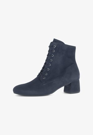 Navyblauwe suède enkellaars met een ronde neus, vetersluiting aan de voorkant en een kleine blokhak. Glad textuur en minimale hardware details.