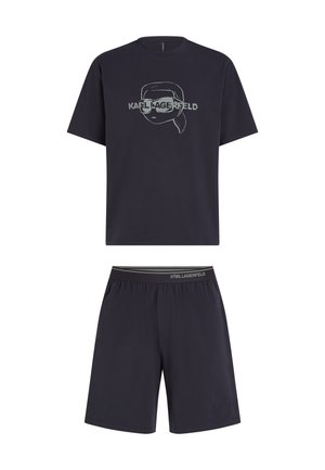Temno modra bombažna majica s kratkimi rokavi in ujemajoče se kratke hlače, ki imata grafični print silhuete obraza in imena blagovne znamke čez prsni del.