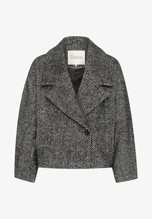Cappotto corto a righe a zig-zag bianco e nero con ampio risvolto, chiusura a singolo bottone e due tasche laterali. Tessuto dalla texture liscia.