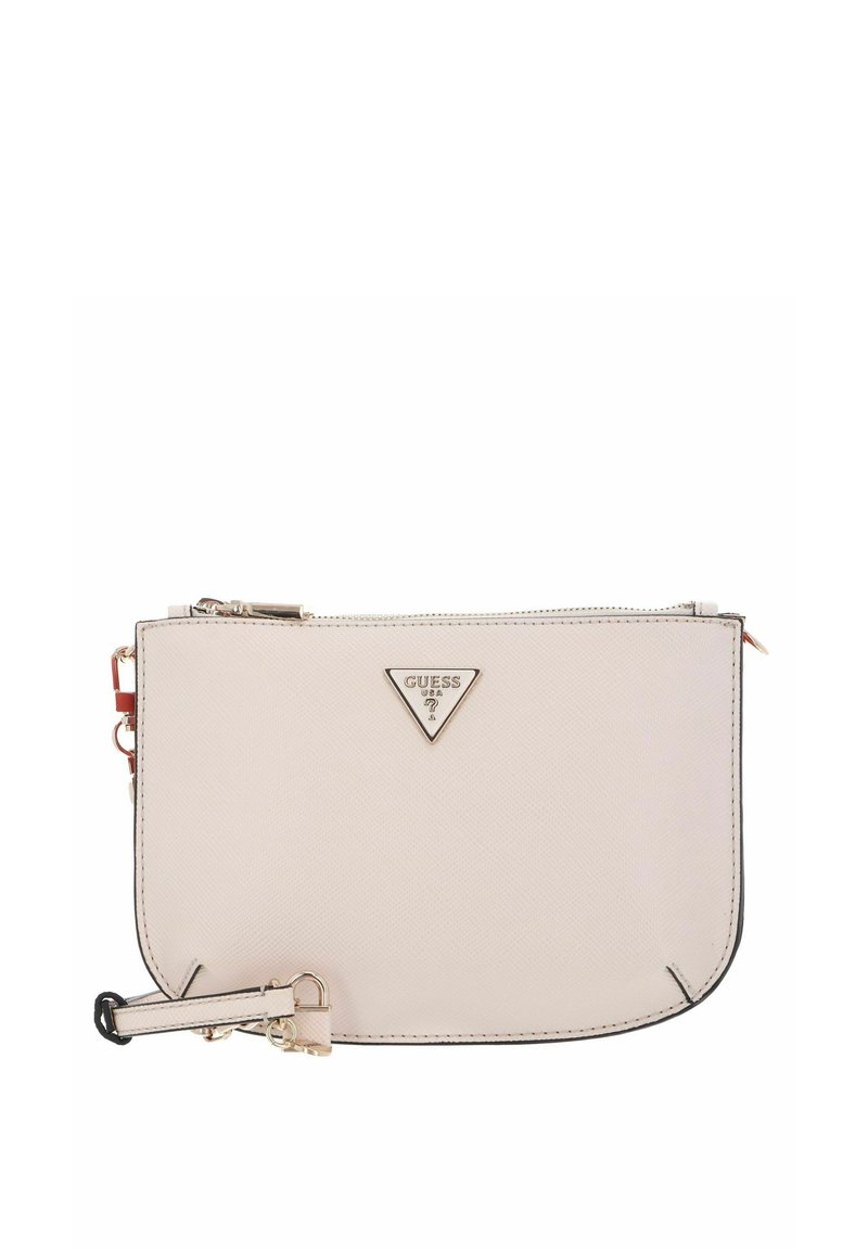 Clutch in materiale sintetico beige con una texture liscia, accessori in tonalità oro e un logo Guess triangolare. Presenta una zip e una tracolla rimovibile.